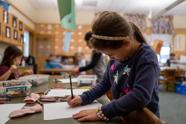 L1001508 young girl writing in notes